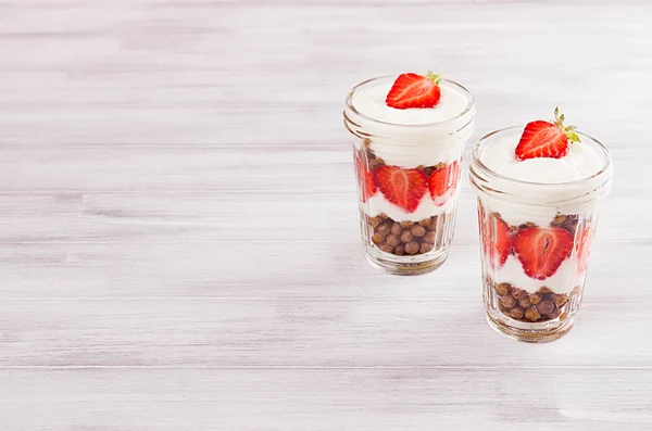 健康早餐与木白板上的罐子里的草莓和巧克力玉米片. — 图库照片