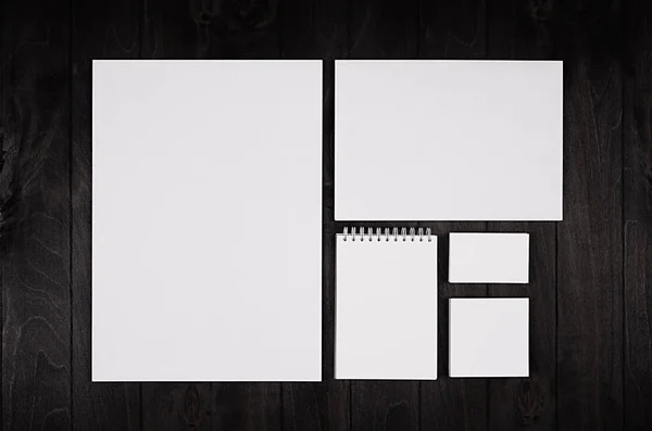 Modelo de identidade corporativa, artigos de papelaria em preto elegante fundo de madeira . — Fotografia de Stock