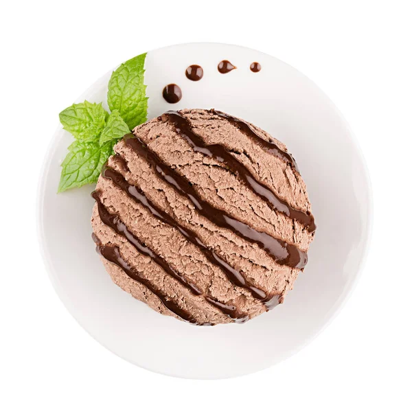 Paletta marrone gelato su piatto decorato foglie di menta, salsa al cioccolato, vista dall'alto, isolato su sfondo bianco . — Foto Stock