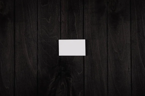 Cartão de identidade corporativa em branco no fundo de madeira preto noir, vista superior, modelo . — Fotografia de Stock