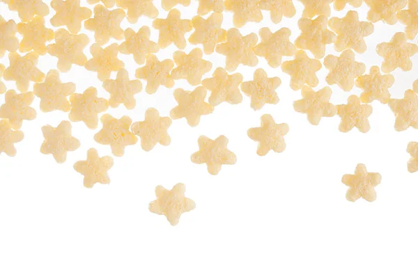 Gele sterren van het graan vlokken geïsoleerd op een witte achtergrond met kopie ruimte. Granen textuur. — Stockfoto