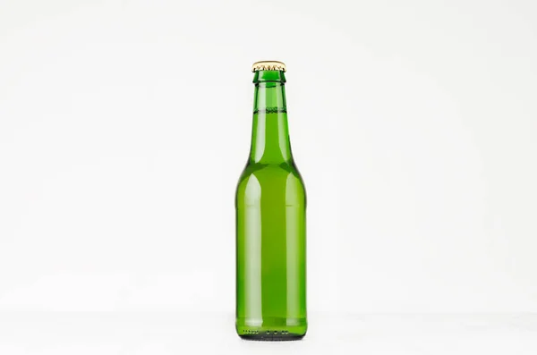 Зелена пляшка пива з довгим рукавом 330 мл, сміється. Шаблон для реклами, дизайну, фірмового стилю на білому дерев'яному столі . — стокове фото