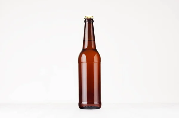 Коричневий/слабоалкогольні напої пляшку пива макет вгору. Шаблон за реклами, дизайн, брендинг ідентичність білого деревини таблиці. — стокове фото