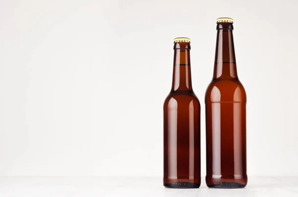 Uppsättning av brun longneck öl flaskor 500 ml och 330ml mock upp. — Stockfoto
