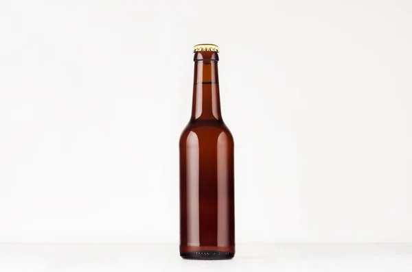 Botella de cerveza marrón de cuello largo 330ml maqueta hasta . — Foto de Stock