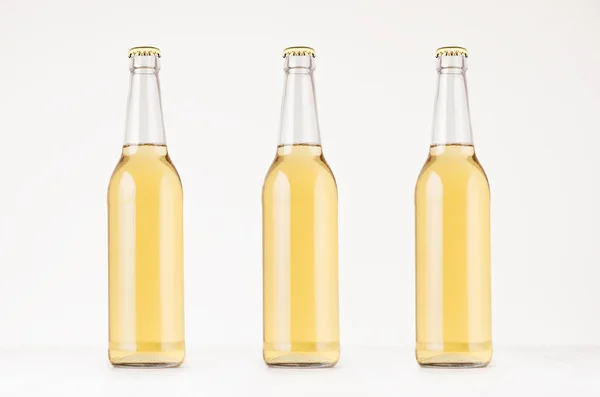 Ensemble de trois bouteilles de bière transparentes 500ml à col long avec lager, maquette . — Photo