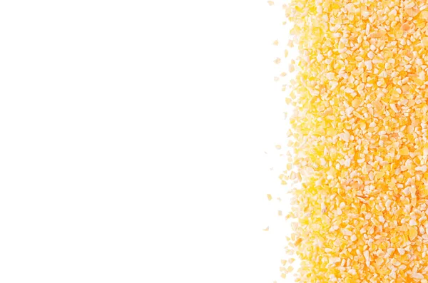 Kukuřičné krupice krupice jako ozdobný okraj izolovaných na bílém pozadí. Pohled shora, closeup. — Stock fotografie
