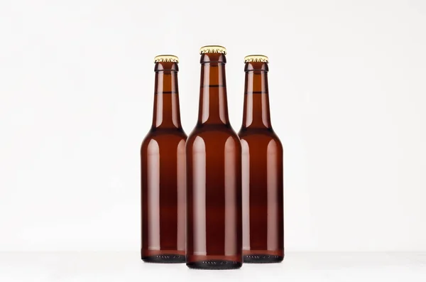Grupp brun longneck öl flaska 330ml mock upp. — Stockfoto