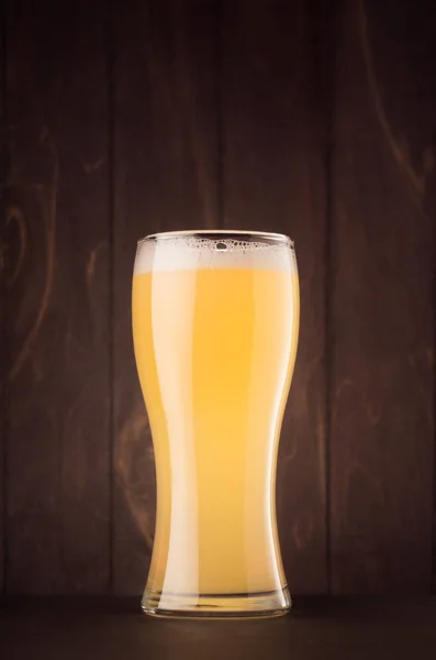 어두운 나무 보드, 수직에 진흙 weizen 맥주 유리. — 스톡 사진