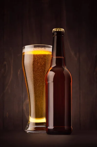 어두운 나무 보드, 수직, 골든 라 거와 함께 갈색 맥주 병 및 유리 weizen을 모의. — 스톡 사진