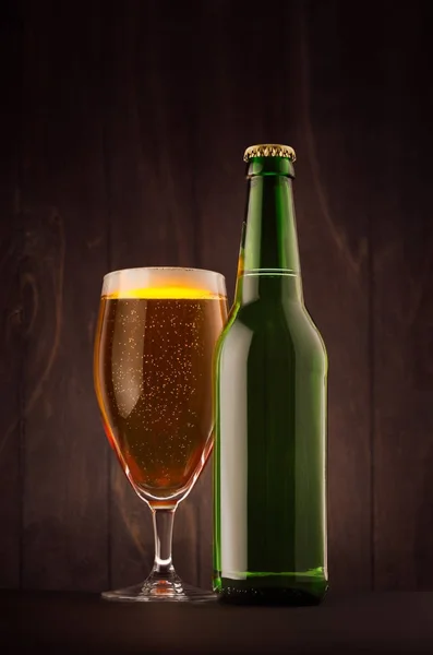 어두운 갈색 나무 보드, 수직, 골든 라 거와 함께 녹색 맥주 병 및 유리 weizen을 모의. — 스톡 사진