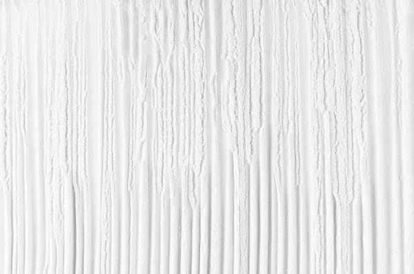 Branco abstrato listrado suave crumbly fundo de gesso com dobras verticais . — Fotografia de Stock