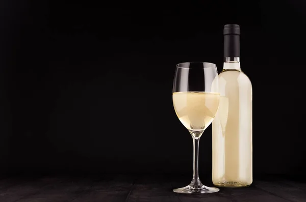 Botella de vino blanco y copa de vino se burlan de fondo de madera negro oscuro elegante, espacio de copia . — Foto de Stock