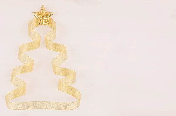 Vánoční strom zlatých hvězd, curl stuhy na měkké bílé dřevěné desce, pohled shora, kopie prostor. — Stock fotografie