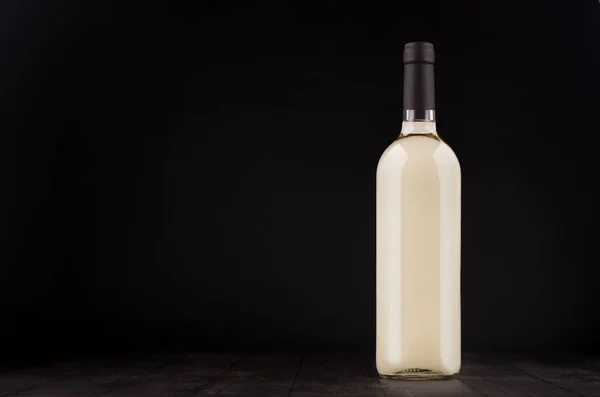 Botella transparente de vino blanco se burlan de fondo de madera negro oscuro elegante, espacio de copia . — Foto de Stock