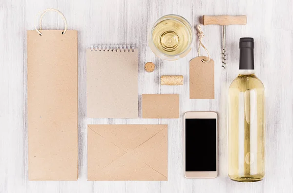 Corporate Identity-Vorlage für Weinindustrie, Verpackung, Schreibwaren, Telefon, Weinglasset mit Flasche Weißwein auf weichem weißem Holzhintergrund. — Stockfoto