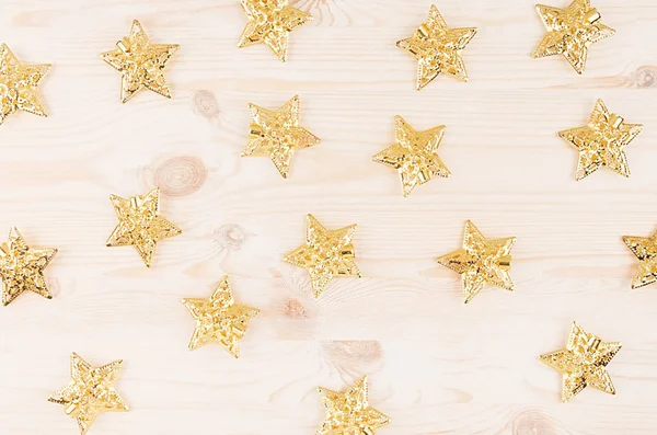 圣诞装饰品 金色的星星在柔和的米色木背景 顶部视图 — 图库照片