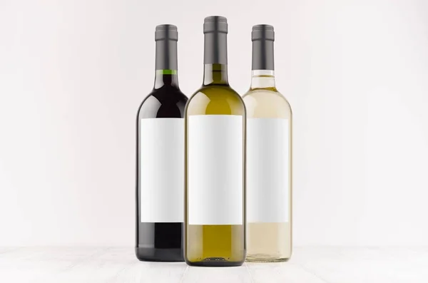 Establecer Botellas Vino Transparente Verde Negro Con Etiquetas Blancas Blanco — Foto de Stock