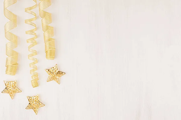 Vánoční Ozdoby Zlaté Hvězdy Curl Pásu Bílém Pozadí Dřevěná Pohled — Stock fotografie