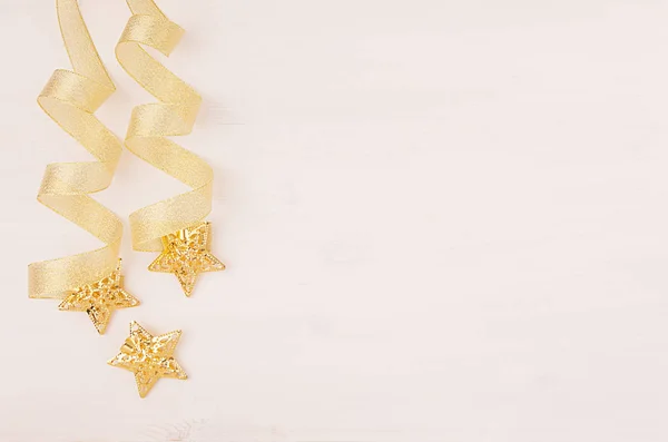 Рождественские Украшения Золотые Звезды Кудрявая Лента Мягком Белом Деревянном Фоне — стоковое фото