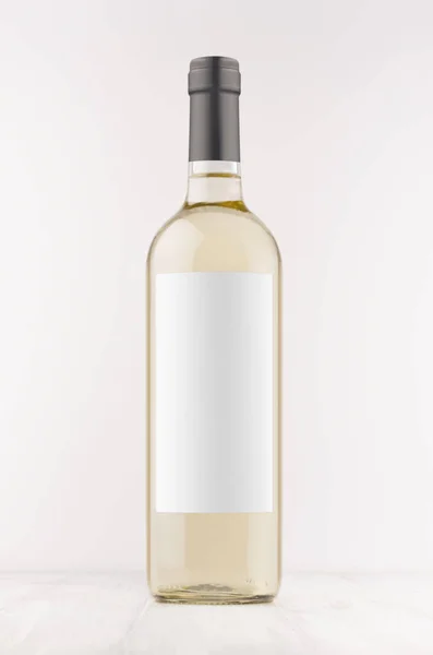 Botella Vino Blanco Transparente Con Etiqueta Blanca Blanco Sobre Tabla — Foto de Stock