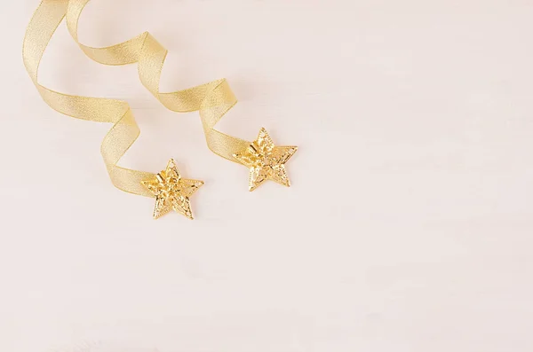 Gold Stars Curl Ribbon Soft White Wooden Background Top View — Stock Photo, Image