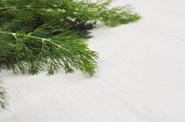 Frische Zweige Grüner Dill Auf Weißem Holzbrett Textur Nahaufnahme Kopierraum — Stockfoto