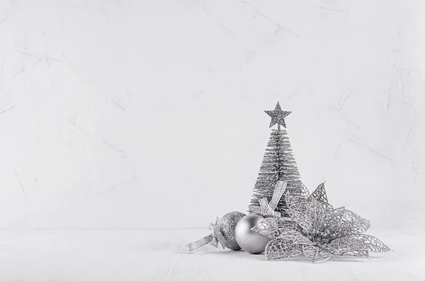 Weihnachten Silberner Baum Und Dekorationen Auf Weichem Holz Hintergrund Festlicher — Stockfoto