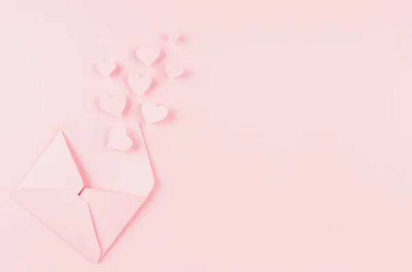 Geöffneter Papierumschlag Mit Herausfliegenden Herzen Auf Sanftem Rosa Hintergrund Kopierraum — Stockfoto