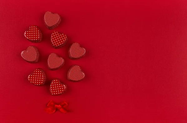 深い赤の色の背景 コピー領域に赤いハートのブーケ バレンタインの日の背景 — ストック写真