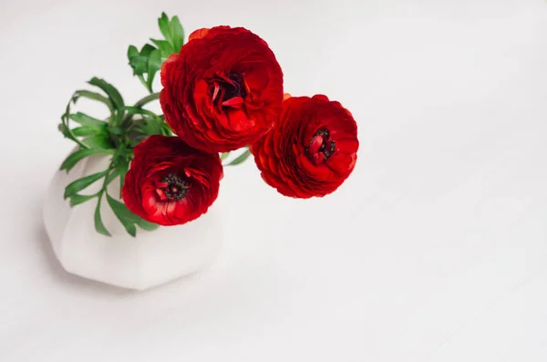 Страстные Красные Цветы Белой Вазе Деревянном Фоне День Святого Валентина — стоковое фото
