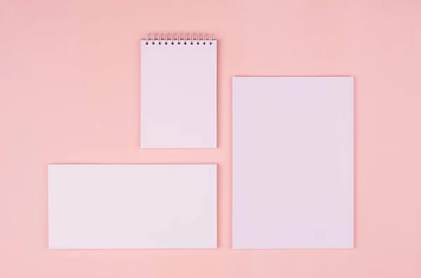 Colección Papelería Blanca Blanco Sobre Elegante Fondo Rosa Pastel Suave — Foto de Stock