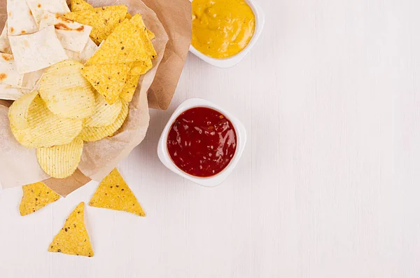 Collations Différentes Dorées Sur Papier Artisanal Nachos Triangles Sauce Rouge — Photo