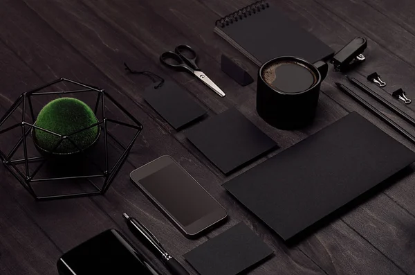 Moderner Minimalistischer Arbeitsplatz Mit Schwarzem Briefpapier Kaffee Grüner Pflanze Telefon — Stockfoto