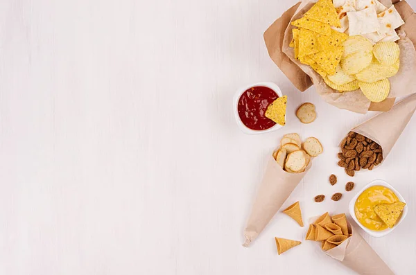 Snacks Été Nacho Croûtons Chips Tortilla Dans Cône Papier Artisanal — Photo