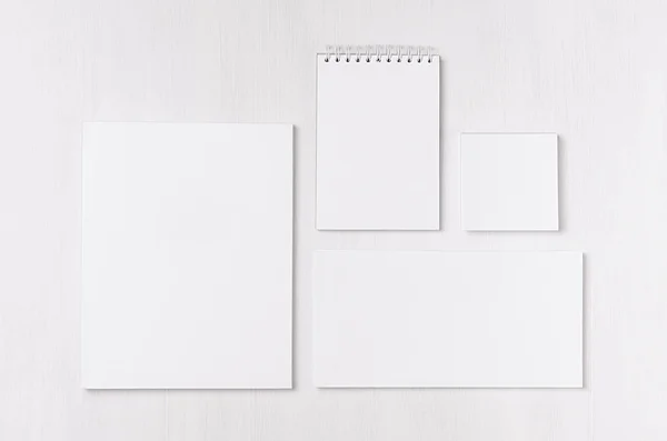 Envelope Branco Branco Papel Timbrado Bloco Notas Adesivos Placa Madeira — Fotografia de Stock