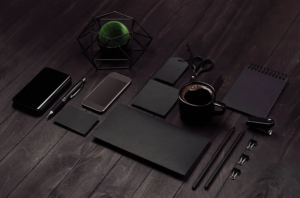 Moderner Stilvoller Arbeitsplatz Mit Schwarzer Schreibwaren Telefon Kaffee Grüne Pflanze — Stockfoto