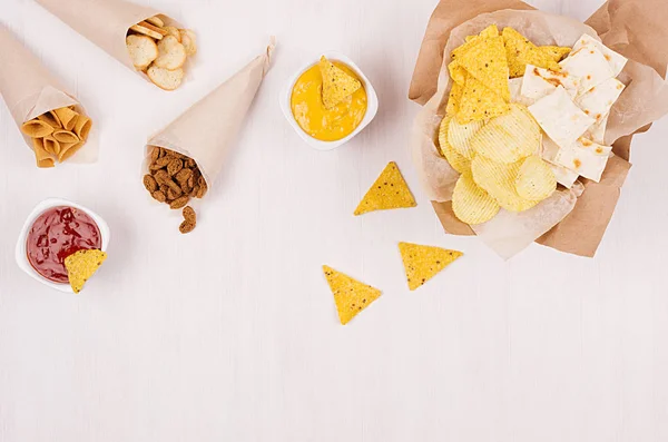 Snacks Été Nacho Croûtons Chips Tortilla Dans Cône Papier Artisanal — Photo