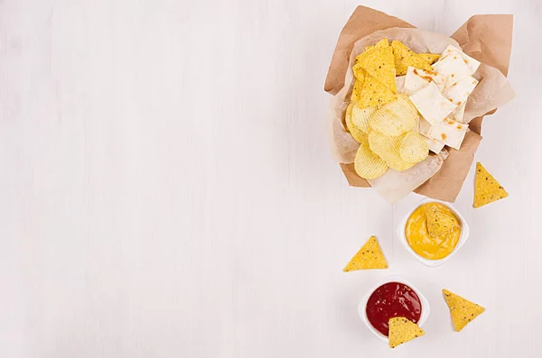 Collations Différentes Dorées Sur Papier Artisanal Nachos Triangles Sauce Rouge — Photo