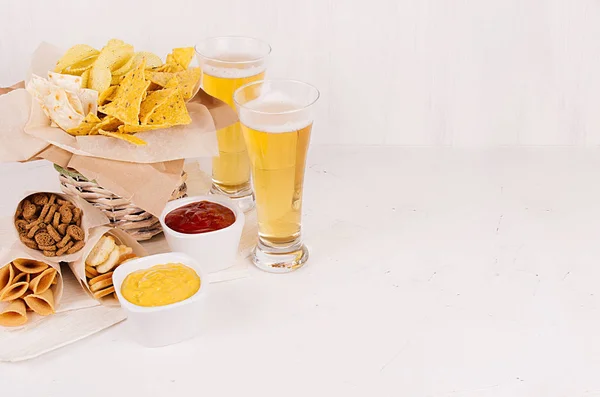 Comida Rápida Verão Lanches Crocantes Diferentes Molho Vermelho Amarelo Tigelas — Fotografia de Stock