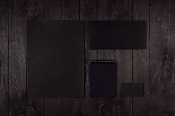 黑木板上的黑色信笺 为品牌 商业演示和投资组合进行模拟 — 图库照片
