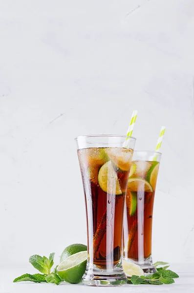 Cocktail Refrescante Verão Espumante Cola Gelo Limão Folha Hortelã Fundo — Fotografia de Stock