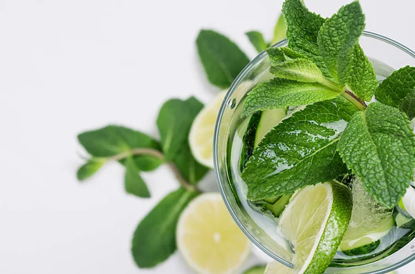 Cold Green Spring Drink Cucumber Pieces Lime Fresh Leaves Mint — Stock Photo, Image