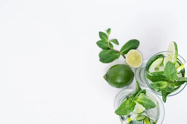 Fersk Detox Vårcocktail Med Mint Lime Agurk Halm Som Grense – stockfoto