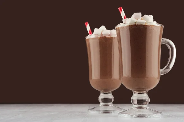 Elegante Chocolate Caliente Con Malvaviscos Paja Rayas Rojas Sobre Fondo — Foto de Stock