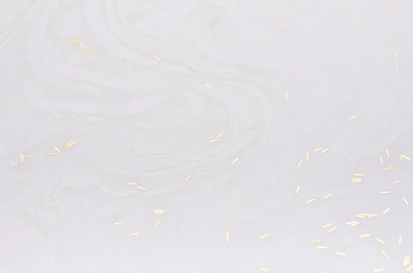 Textura Vopselei Lichide Albe Pete Dungi Sclipici Plutitoare Aurii Suprafață — Fotografie, imagine de stoc