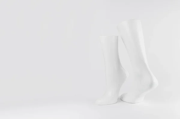 白い背景に白い足を踊る抽象彫刻のコピースペース シンプルな現代的なスタイル — ストック写真