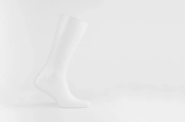 要約白い背景に白い男性の足の白い像側のビューにコピースペース プレゼンテーションのためのモックアップ デザイン — ストック写真