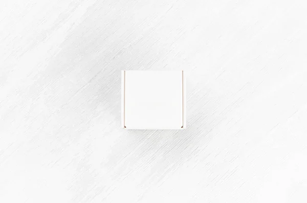 デザイン ブランディングアイデンティティ プレゼンテーションのためのソフトライトホワイトウッドボード上のビュー上の白い空白の閉じた紙の正方形のボックスモックアップ — ストック写真