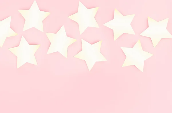 Goldene Sterne Auf Sanftem Pastellrosa Hintergrund Als Rand Kopierraum Draufsicht — Stockfoto
